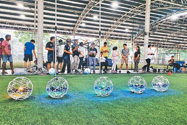 玩家操縱足球形狀的無人機對決。