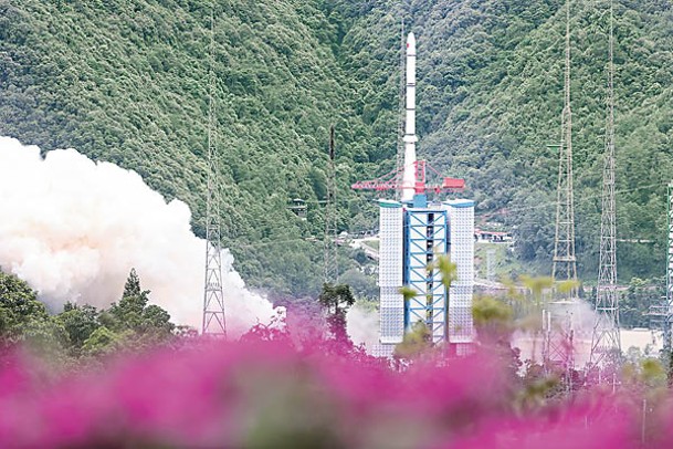 西昌衞星火箭發射中心有運載火箭搭載衞星升空。（中新社圖片）
