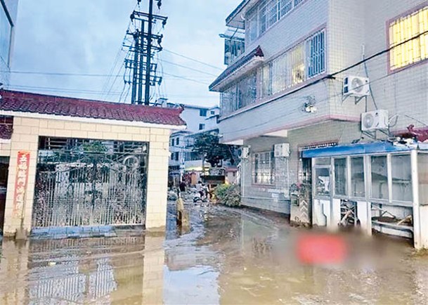 灕江的沿江街道洪水逐漸消退。