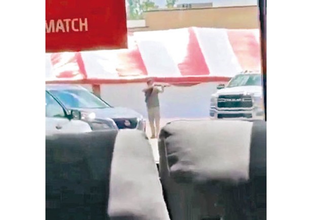 槍手在阿肯色州南部福代斯一間超市停車場開槍。