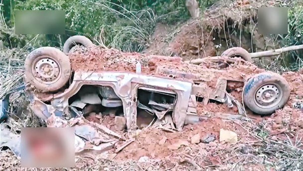 一名貨車司機早前途經梅州平遠縣時遭山泥掩埋。