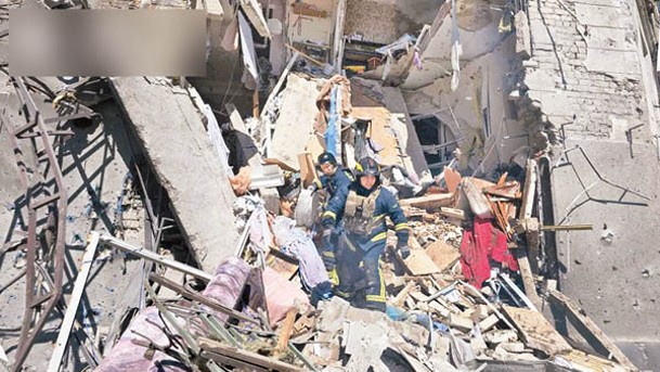 救援人員在瓦礫中搜索。