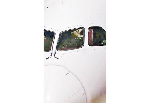 涉事波音客機擋風玻璃現裂痕。