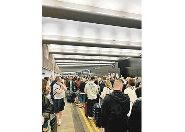 曼徹斯特機場停電，大批旅客滯留。