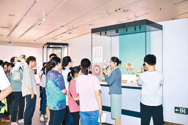 不少遊客到博物館內參觀。