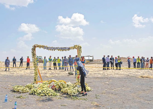 埃航空難事故之後，官員到墜機現場哀悼。