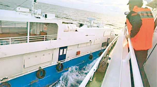 中國海警船在南海與菲律賓船隻碰撞。