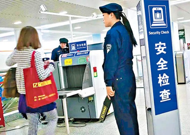 北京一名男子進入地鐵站安檢時，被發現藏有刀具。