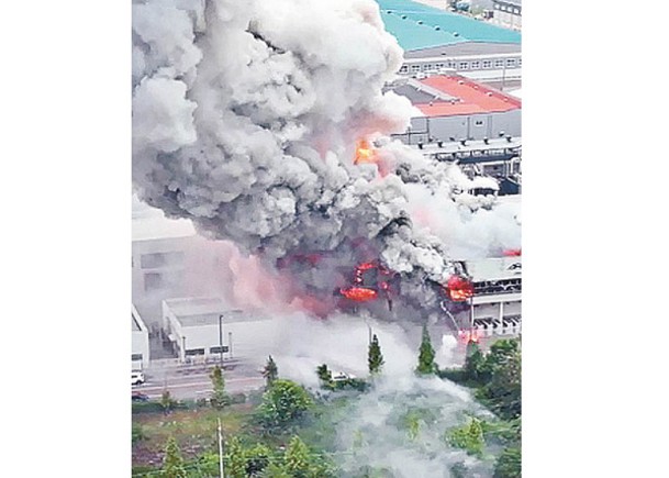 華城電池工廠大火現場冒出濃煙。