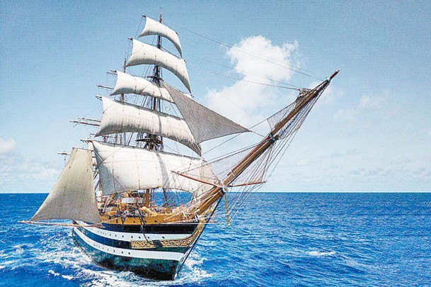 帆船在海上環球航行，去年經過大西洋。