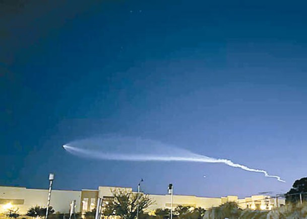 火箭劃過天空，留下一條蝌蚪狀煙霧軌迹。