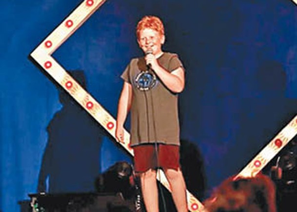 托倫自幼容易害羞，上台表演為他帶來自信。