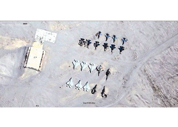 中國在新疆塔克拉瑪干沙漠興建多款疑似模擬美軍艦機的訓練模型。