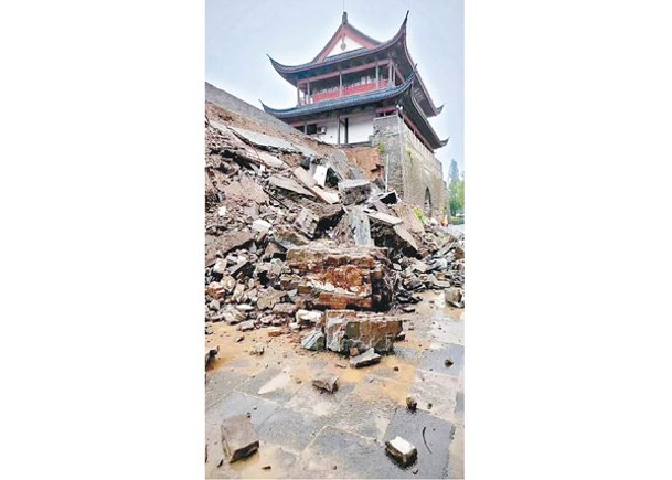受連日大雨影響，衢州市水亭門城牆局部坍塌。