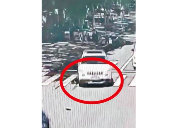婦人被車子二次碾壓（紅圈示）。