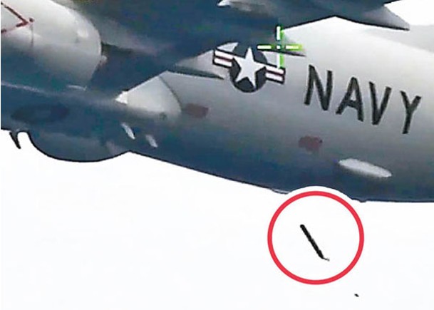 美軍機疑在南海海域上空投放不明物品（紅圈示）。