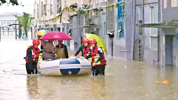 江西省高安市強降雨導致小區積水，多人被轉移。