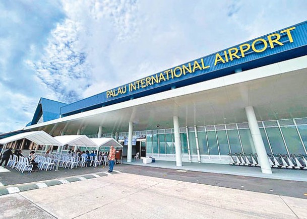 涉事女子抵達帛琉機場後，遭海關人員搜查。