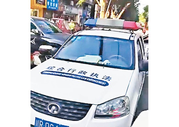 四川省南充市一輛綜合行政執法汽車停在道路中間，導致附近交通擁堵。