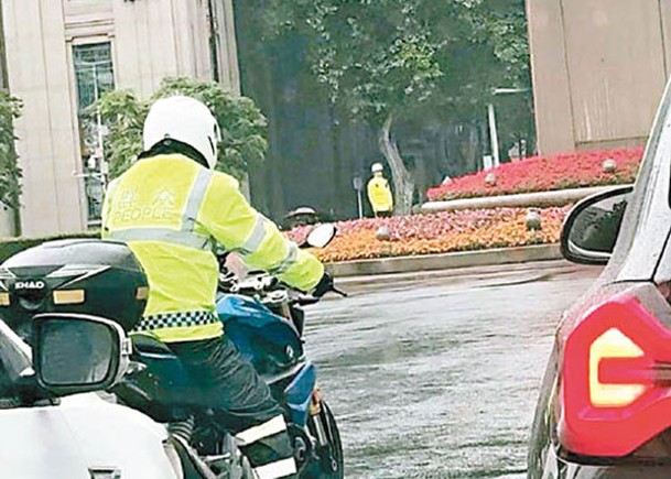 江蘇省南京市有人穿着與交警制服雷同的反光衣騎電單車。