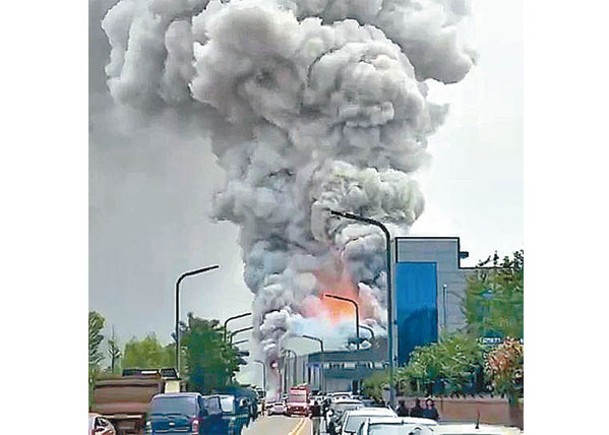 工廠起火後冒出大量濃煙。