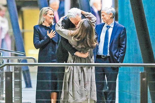 重獲自由的阿桑奇（左二）與其妻子擁吻。（Getty Images）