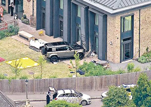 女司機駕駛休旅車撞入倫敦溫布頓一間小學。