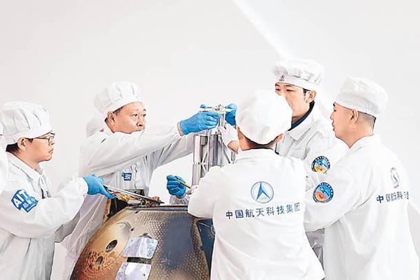 嫦娥六號返回器開艙，工作人員檢查樣品採集情況。