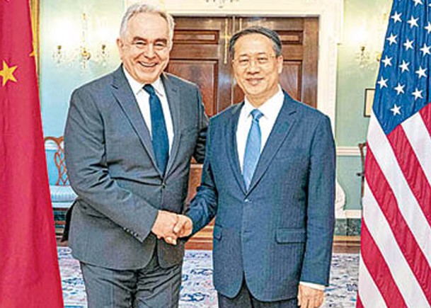 美國副國務卿坎貝爾（左）日前與中國外交部副部長馬朝旭（右）通電話。