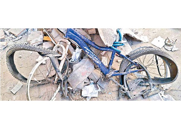 遇襲後瓦迪亞所騎的單車損毀變形。