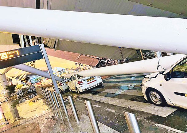 德里國際機場部分屋頂倒塌。