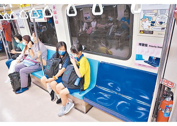 台灣的「博愛座」（右）將會修正為「優先席」。（中時電子報圖片）