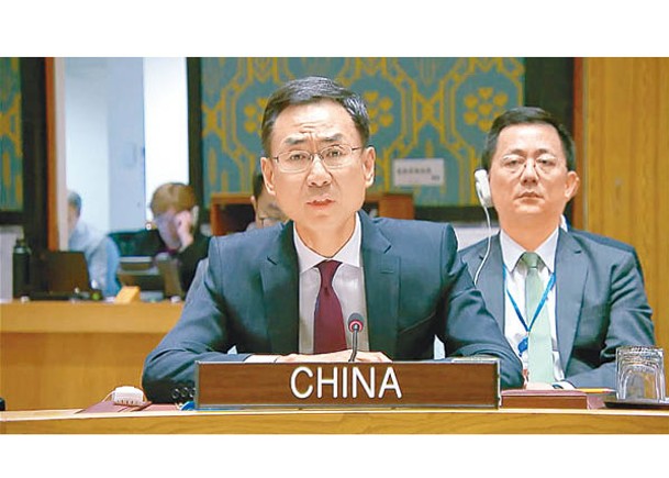 耿爽（左）表示中國在半島問題上態度慎重。