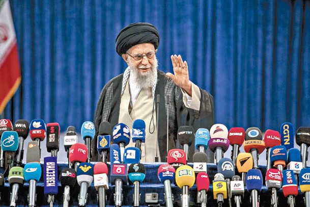 伊朗最高領袖哈梅內伊會見記者。