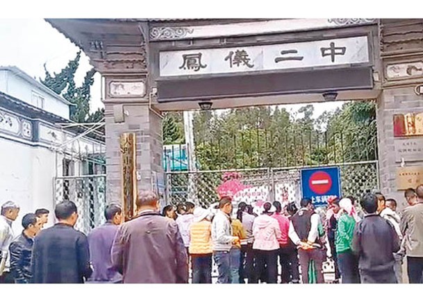 雲南省大理鳳儀鎮一名13歲初中生上周二在校內自殺身亡。