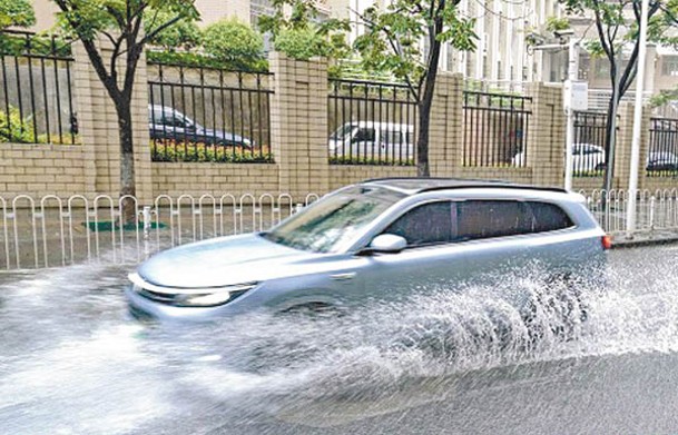 私家車駛過時濺起大量積水。