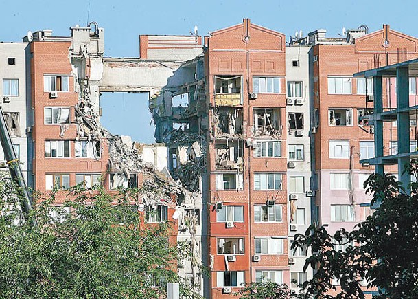 烏克蘭第聶伯羅市一幢公寓遭俄羅斯導彈擊中。
