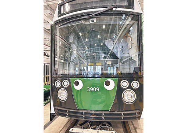 列車頭裝塑膠大眼睛  為乘客注入通勤樂趣