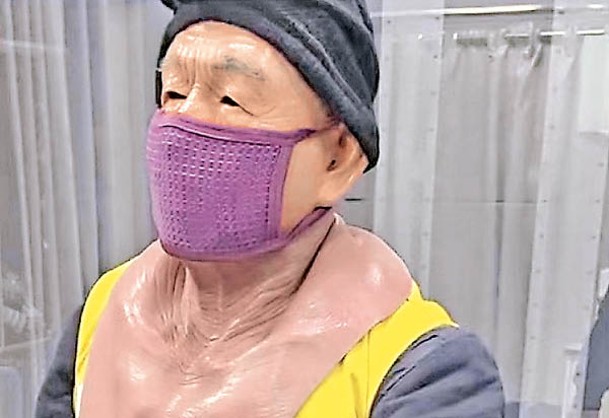 男子戴上矽膠人臉面具裝成老人潛入民居盜竊。