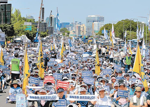 南韓醫生因不滿政府擴大醫學院招生而上街抗議。（Getty Images圖片）