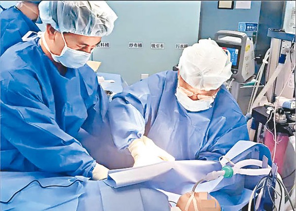 醫療團隊為嬰兒施行手術。