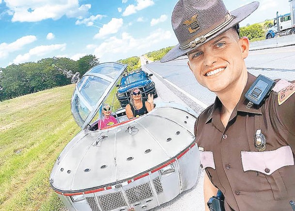 飛碟形車輛兩遭警截  揭赴活動