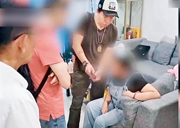 菲律賓警方拘捕一名華人孕婦（右），是綁匪頭目之一。