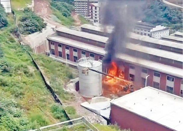 貴州省遵義仁懷市茅台鎮一間酒廠廠區起火。
