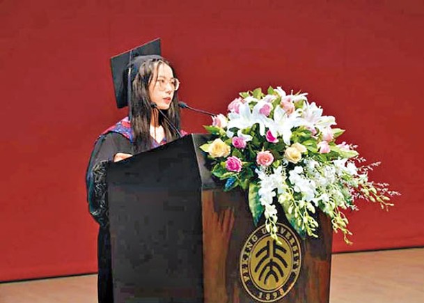 鍾芳蓉在畢業典禮上致詞。