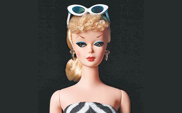 首款芭比娃娃的第一版是白人女性形象。