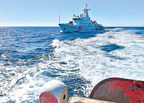 有台籍漁船在海峽中線的公海作業，被編號14609號中國海警船（圖）跟監。