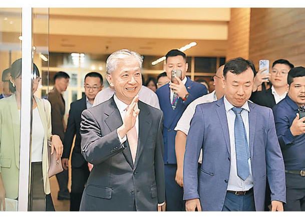 汪文斌（前左）抵達金邊國際機場。（中新社圖片）