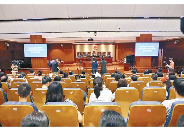 杭州互聯網法院判令被告賠償公益損害賠償金共計100萬元人民幣。圖為庭審現場。
