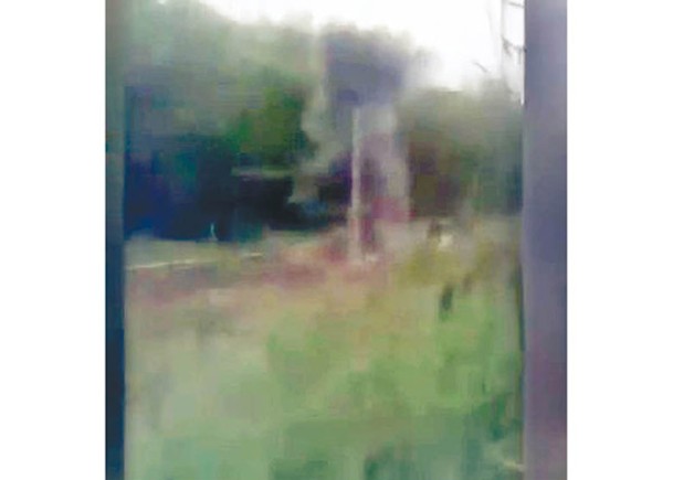 阿泰什游擊隊的影片顯示，疑似路軌爆炸後冒出濃煙。